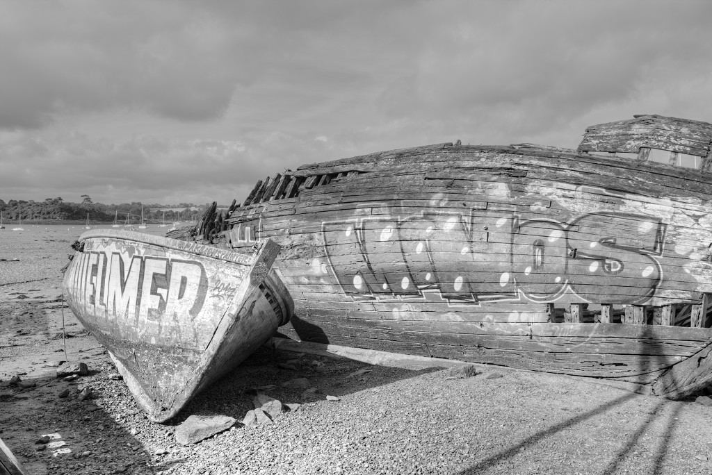 HDR Cimetiere a bateaux B&W scheepskerkhof scheepswrakken scheepswrak urbex quelmer rance bretagne frankrijk kerkhof schip schepen boot boten graffiti strand zwart wit foto